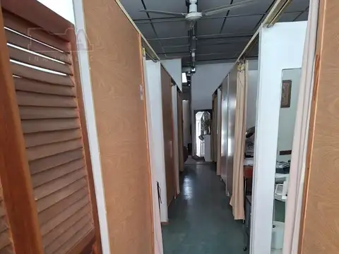 Oficina 8 ambientes con 1 baño