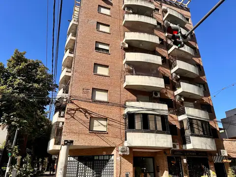 Departamento a metros de Facultad. Sobre Av Francia. Balcón. Ventilacion cruzada
