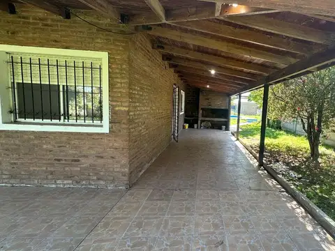 VENTA CASA 2 DORMITORIOS CON PILETA -  ROLDAN