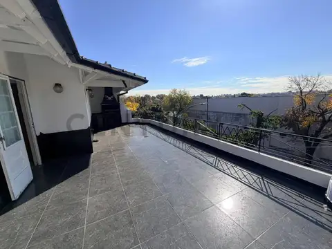 PH con Terraza + Parrilla, Excelente Estado