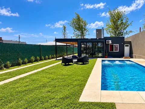 VENTA CASA  2 DORMITORIOS CON COCHERA Y PILETA