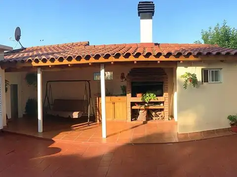 Casa 4 ambientes con cochera quincho apta crédito en Venta -  Moron