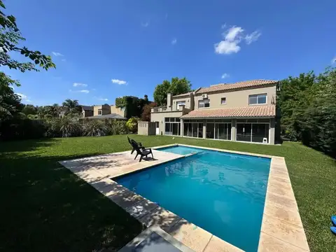 Importante Chalet 5 Amb. 4 Baños, Piscina, Cochera varios autos