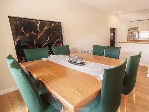 Casa en Alquiler con 2 cocheras