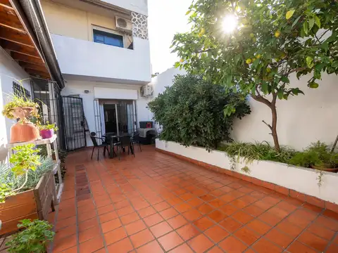 VENTA DPTO 5 AMB CON PATIOS Y PARRILLA EN FLORES