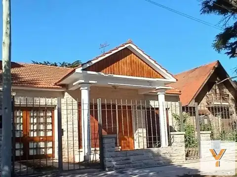 Casa en venta - 3 Dormitorios 2 Baños - Ringuelet