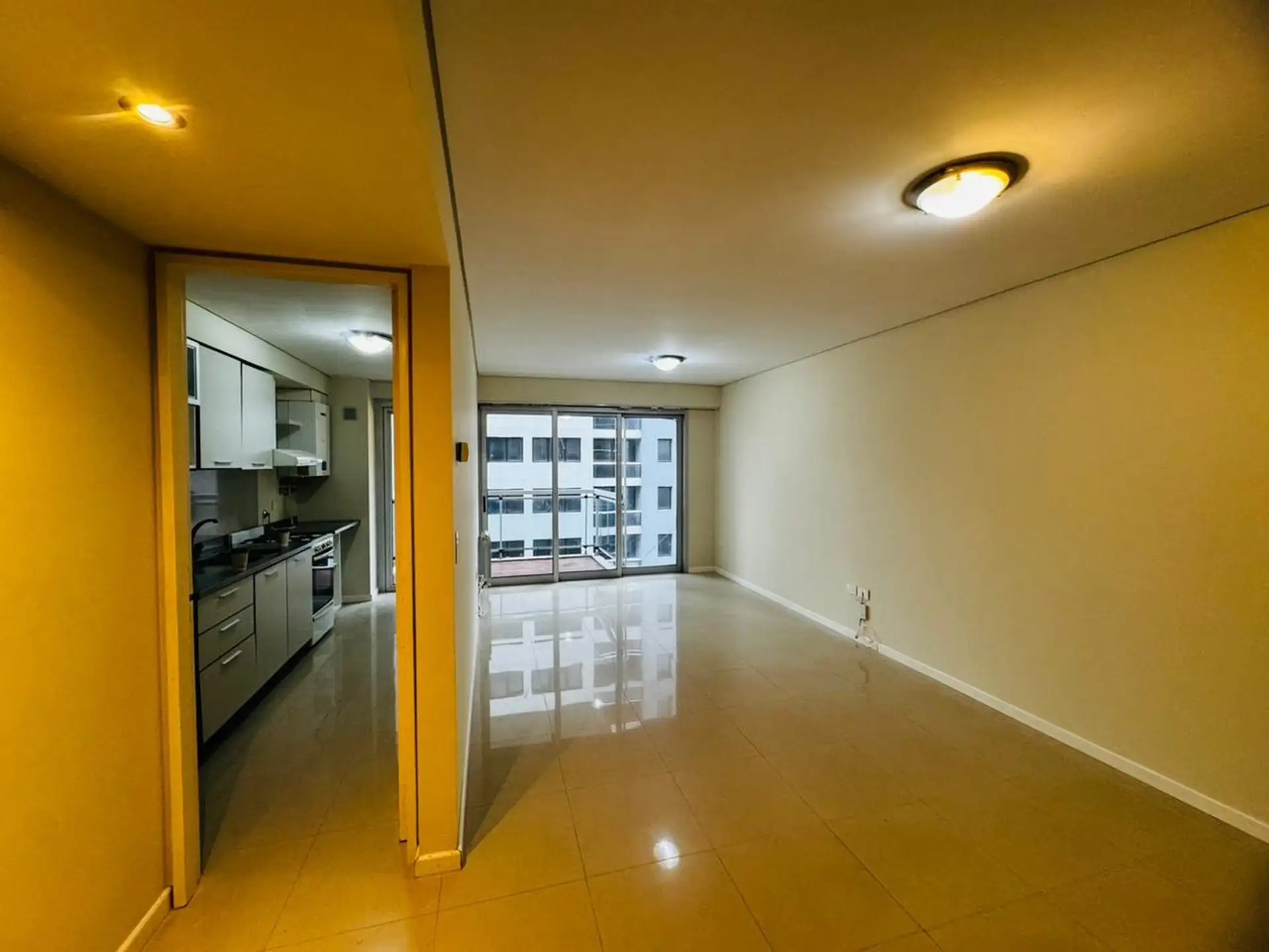 Departamento en Irigoyen 1100 de tres ambientes con cochera