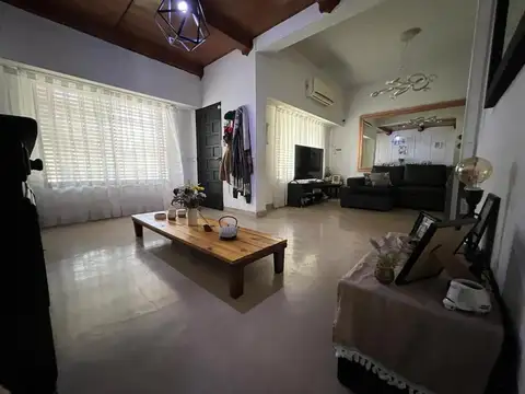 Casa en Venta con 3 cocheras