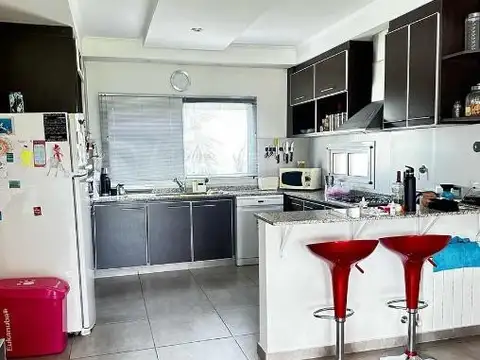 Casa 5 ambientes con 4 baños