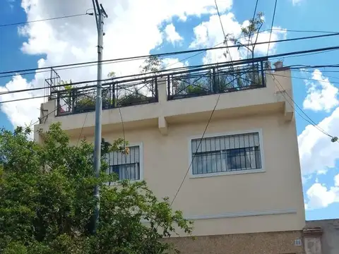 TIPO CASA PH CON ENTRADA INDEPENDIENTE A REFACCIONAR