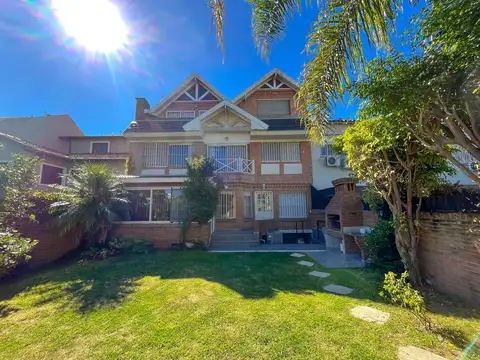 Chalet en Alquiler, 3 Plantas, Con Jardín y Pileta - Martínez, San Isidro