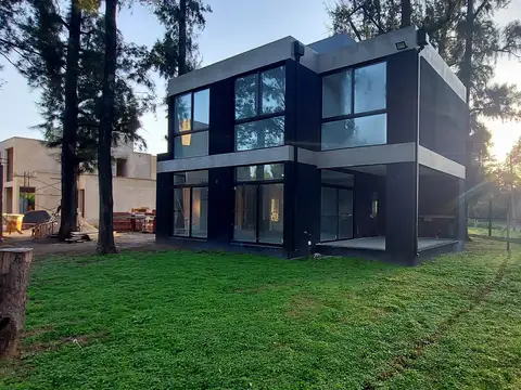 Casa en Venta con 2 cocheras