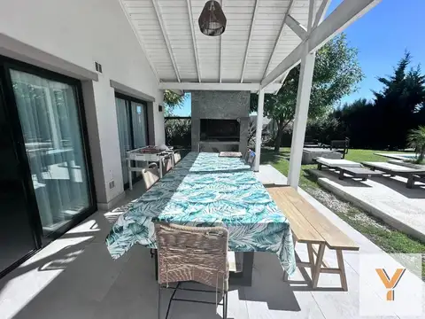 Casa 7 ambientes con 4 baños