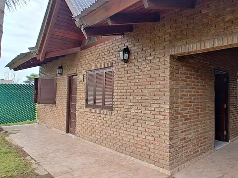 Casa con piscina sobre Avenida