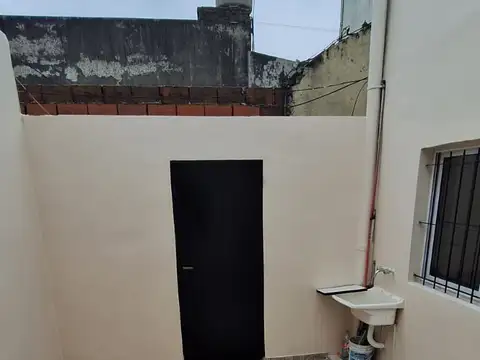 VILLA REAL. PH  MUY LUMINOSO 2 AMB MAS PATIO SIN EXPENSAS RECIEN PINTADO