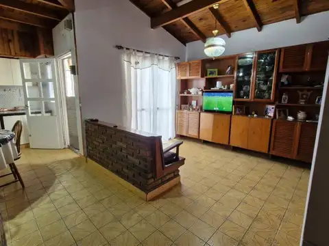 Casa en venta R. Escalada, con jardin. gran tamaño