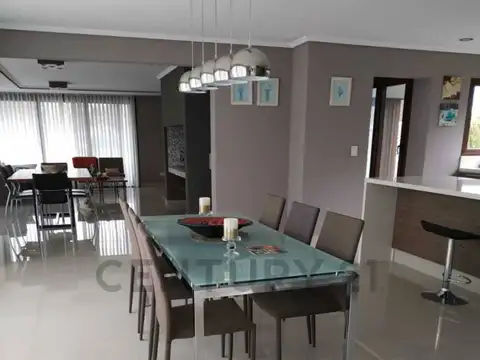 Casa en Venta con 3 cocheras