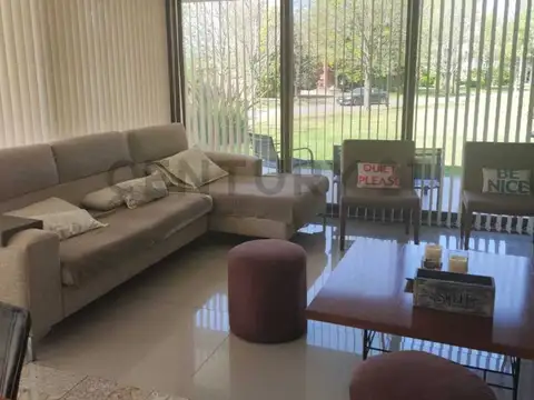 Casa en Venta en Abril Club De Campo, USD 1.199.000