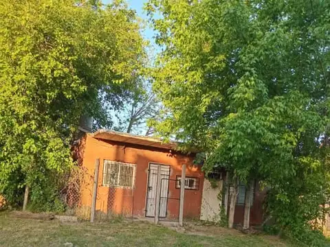 ALQUILER MONOAMBIENTE PASO DEL REY A 12 CUADRAS DE LA ESTACION PARA 2 ADULTOS CON PEQUEÑO JARDIN
