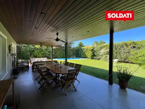 Casa en Venta con 2 cocheras