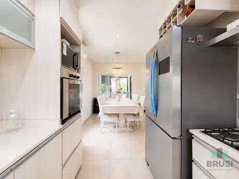 Casa 5 ambientes con 2 baños