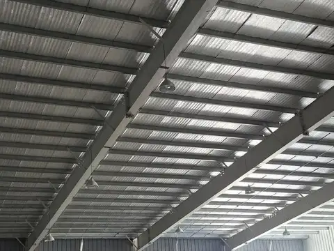 NAVE INSDUSTRIAL 850 M2 CON OFICINA - PARQUE INDUSTRIAL - GAS - LUZ SEGURIDAD