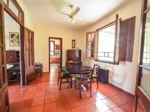 Venta casa en Alberdi de 4 dormitorios y gran terreno