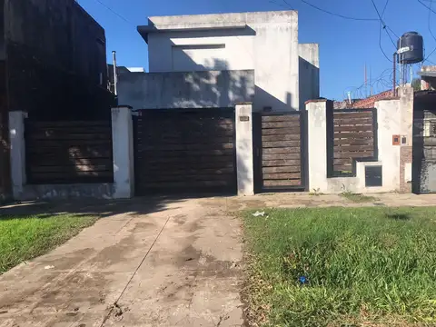 VENTA - Casa 3 dormitorios, cochera y jardín. Fisherton, Rosario.