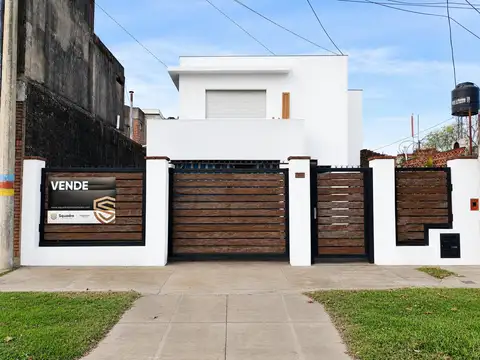VENTA - Casa 3 dormitorios, cochera y jardín. Fisherton, Rosario.