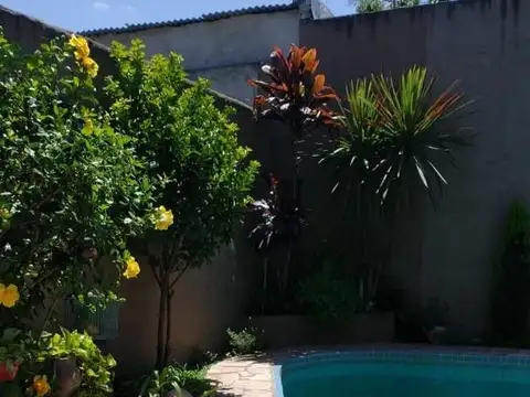 Casa de 4 amb. Muy Buen Estado. Lote de 8.66 x 25