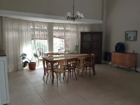 Casa en Alquiler con 2 cocheras