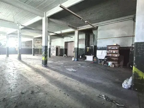 Galpón - Depósito  de 1200 m2. en Avelladeda - VENTA - ALQUILER
