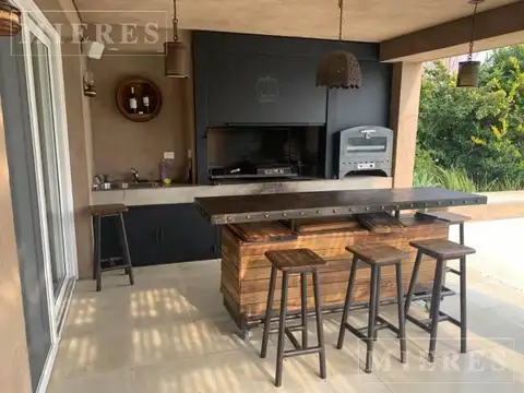 Casa 8 ambientes con 5 baños