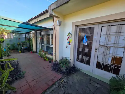 Casa 3 Amb en venta Longchamps, Cochera y Jardín