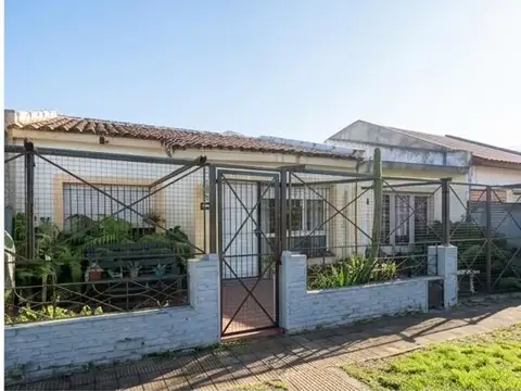 Casa 3 Amb en venta Longchamps, Cochera y Jardín
