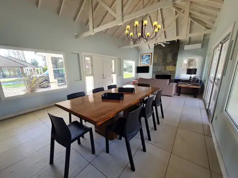 Casa en Alquiler con 3 cocheras