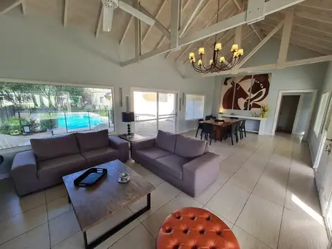 Casa 4 ambientes con 2 baños