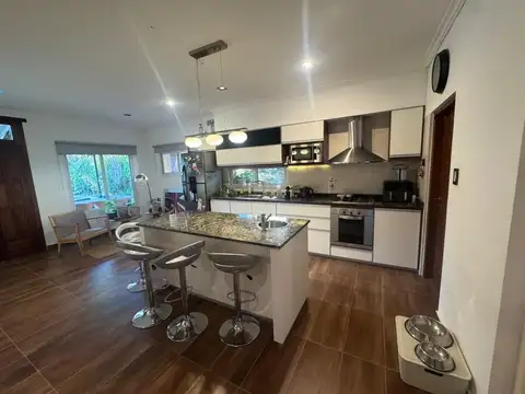 Casa 6 ambientes con 3 baños