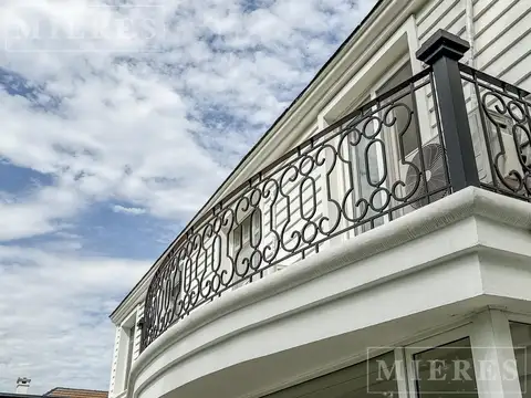 Casa 8 ambientes con 4 baños