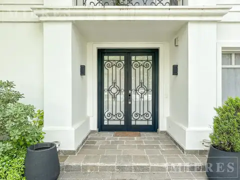 Casa en Alquiler con 3 cocheras