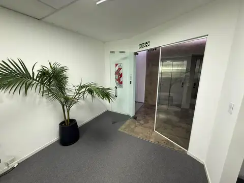 Oficina 5 ambientes con 2 baños