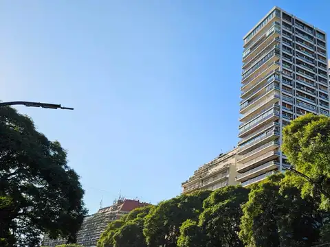 Av. de Libertador  al 2400 Venta Piso alto gran vista. Balcón terraza 4 dormitorios 2 cocheras fija.