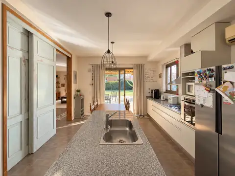 Casa 5 ambientes con 4 baños
