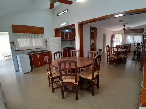 Casa 4 ambientes con 2 baños