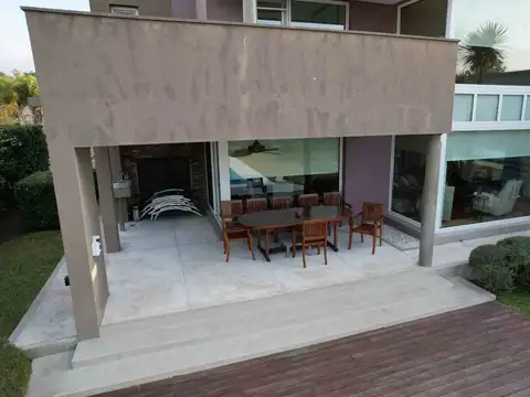 Casa 4 ambientes con 4 baños