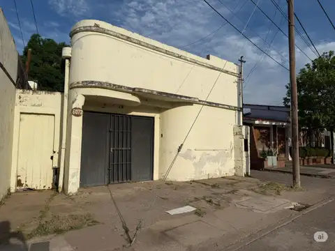 Terreno con construcción a demoler en Av. Blas Parera