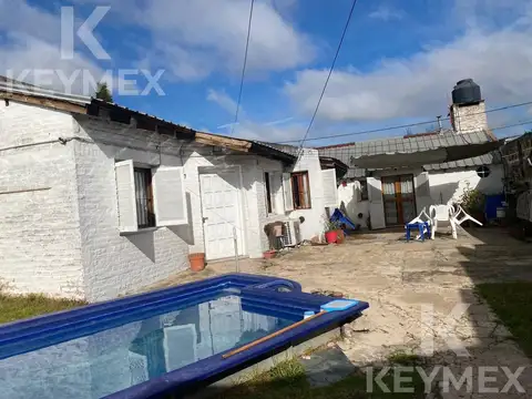 Casa en venta en  lote de 10 x40 Ringuelet