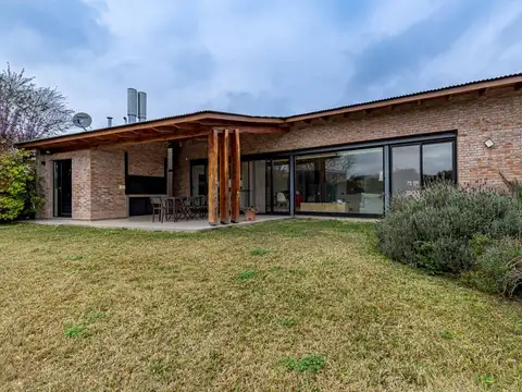 Casa en VENTA - Un dormitorio, Jardin y Piscina, Cantegril, Funes.