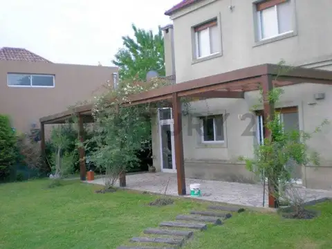 Casas en venta en City Bell, 3 dormitorios, barrio privado.