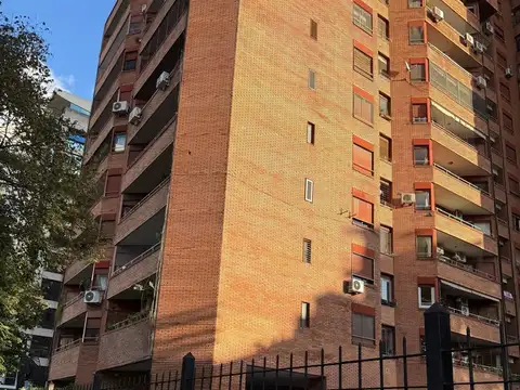 DEPARTAMENTO, EXCELENTE UBICACION, 3 AMBIENTES + DEPENDENCIA, COCHERA Y SEGURIDAD 24 HORAS